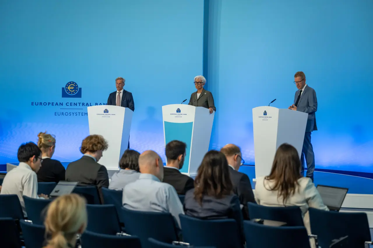 Źródło: ECB / Xinhua News Agency / Forum