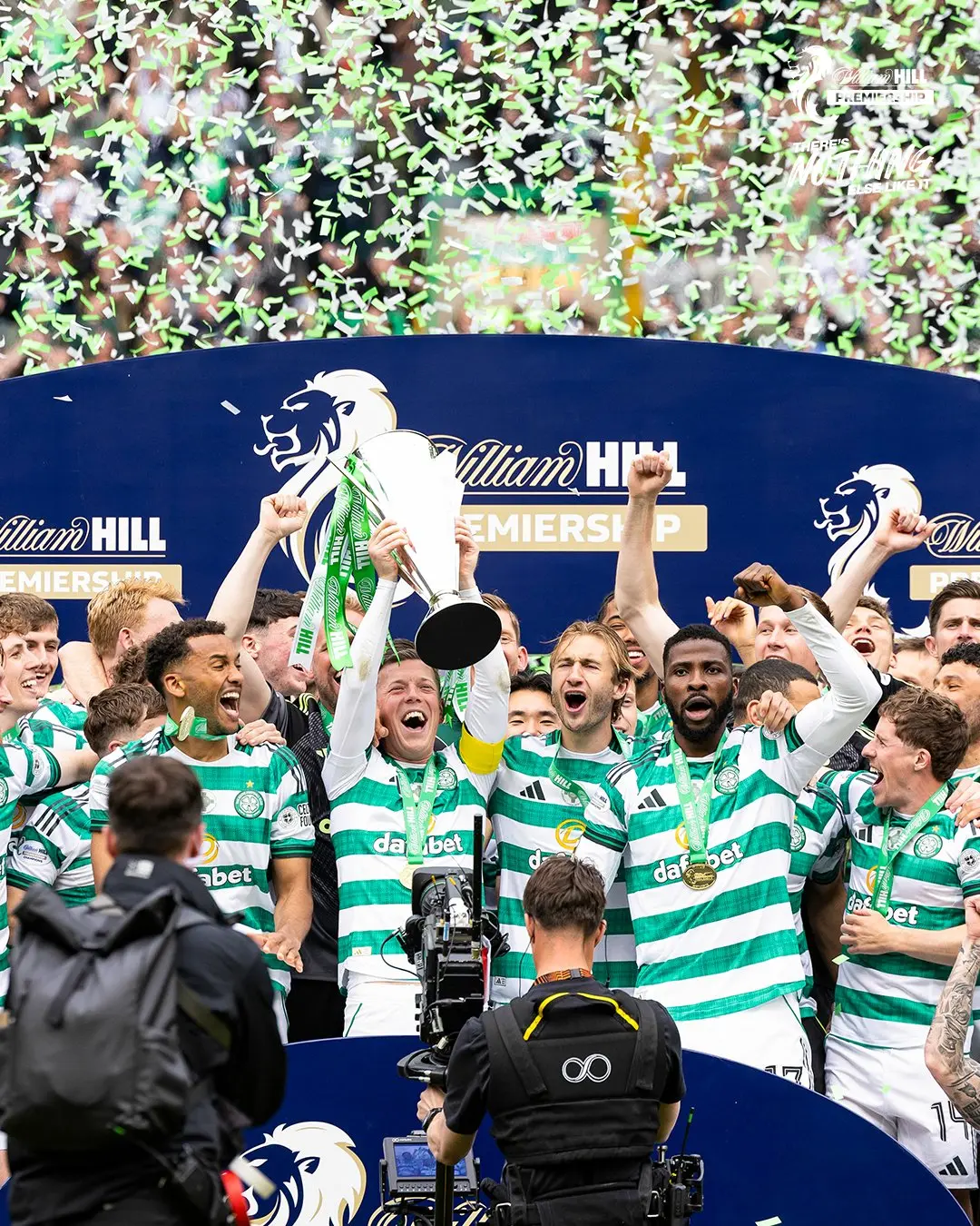 Drużyna Celticu podnosząca swoje 56. trofeum, Źródło: SPFL