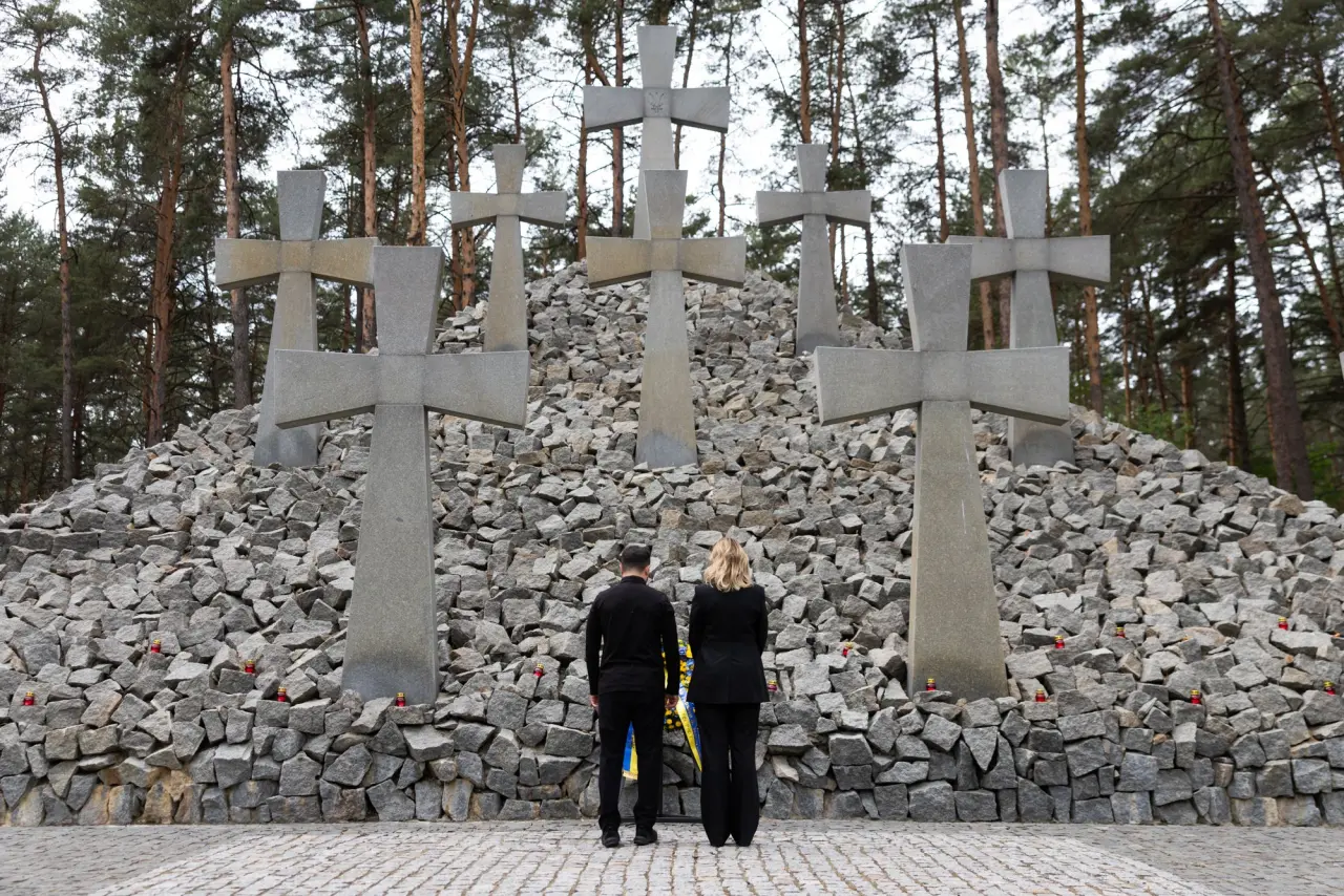 Wołodymyr i Ołena Zełenscy na cmentarzu w Bykowni, Źródło: Wołodymyr Zełenski/X