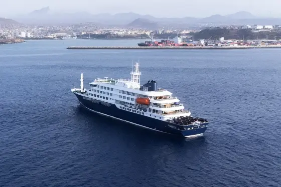 Statek MV Hondius zbliżający się do portu, Źródło: NBC News
