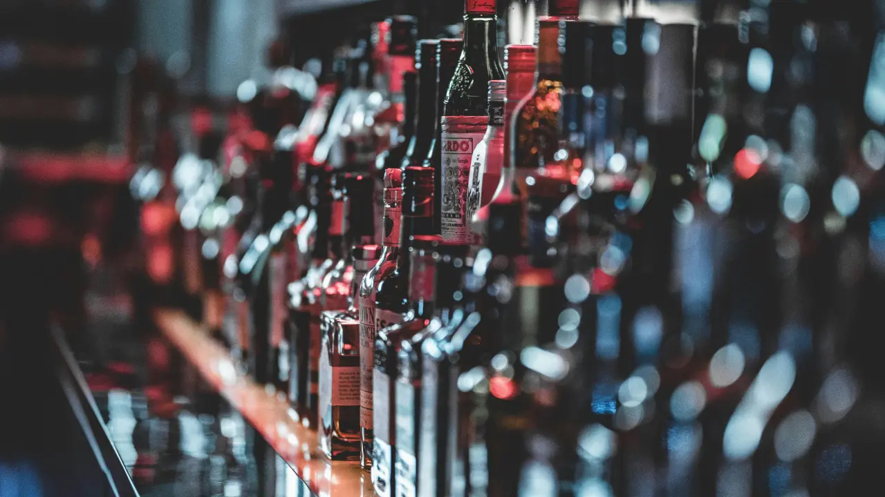 Półka z alkoholem (ilustracja), Źródło: Pexels