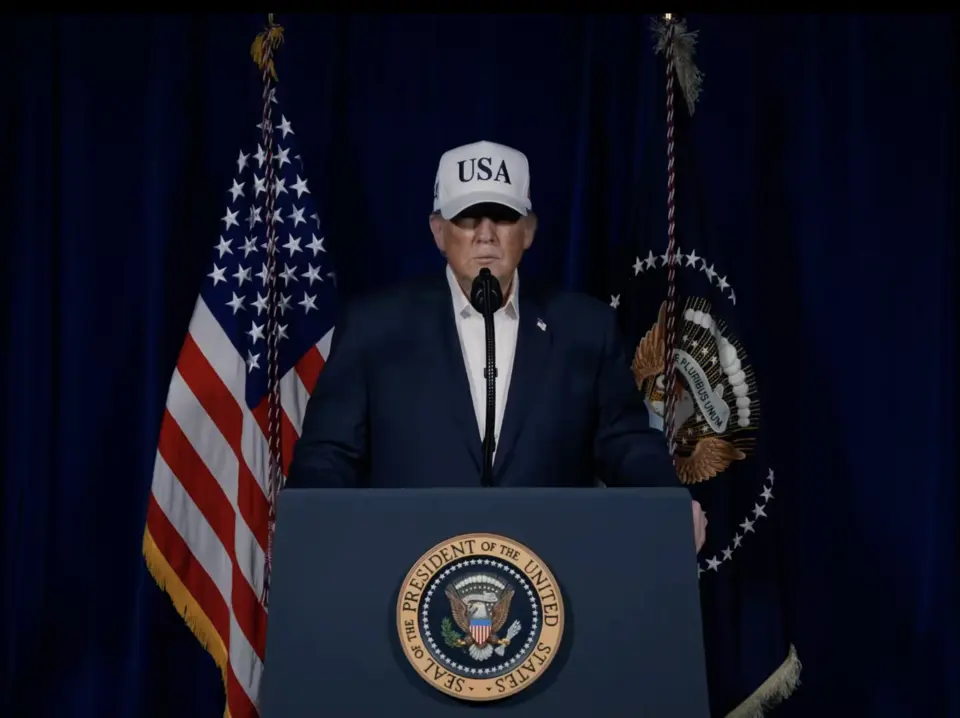 Donald Trump w trakcie przemówienia, podczas którego ogłoszono amerykańskie naloty na Iran