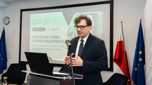 Prezes UODO Mirosław Wróblewski na konferencji, Źródło: gov.pl
