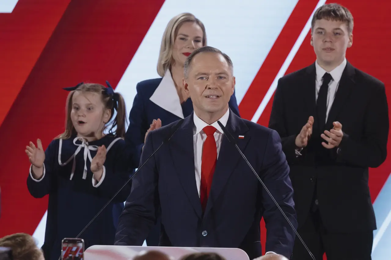 Karol Nawrocki z rodziną w trakcie wieczoru wyborczego, Źródło: Forum (fot. Jacek Szydłowski)