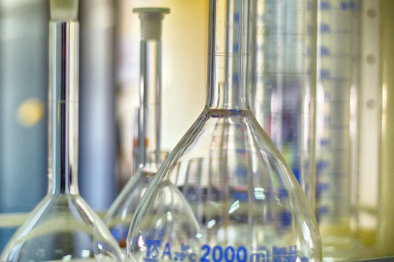 Szkło chemiczne (Ilustracja), Źródło: Pexels (fot. Jorge Sepúlveda)