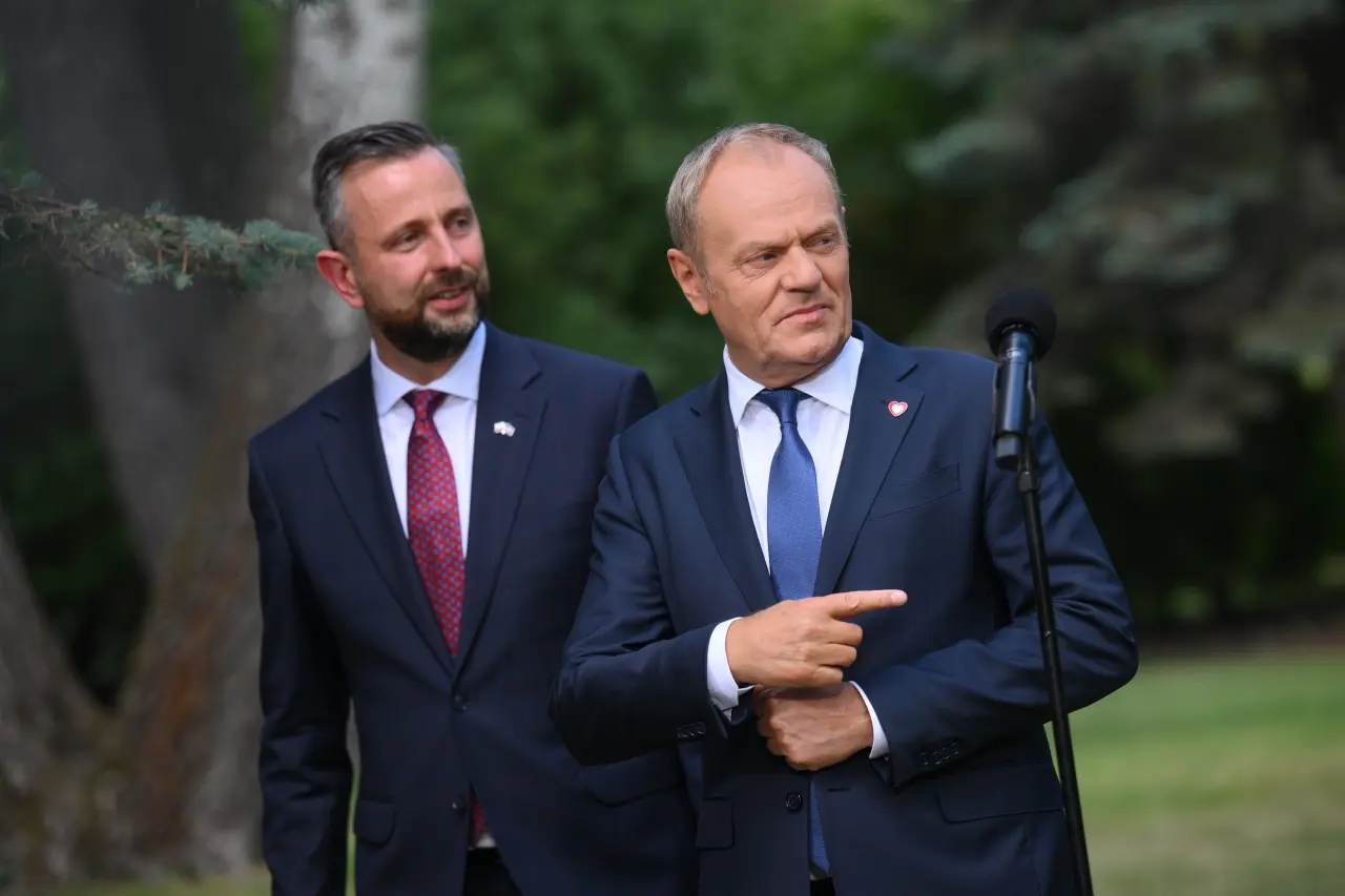 Tusk i Kosiniak-Kamysz podczas konferencji, Źródło: FORUM (fot. Zbyszek Kaczmarek)