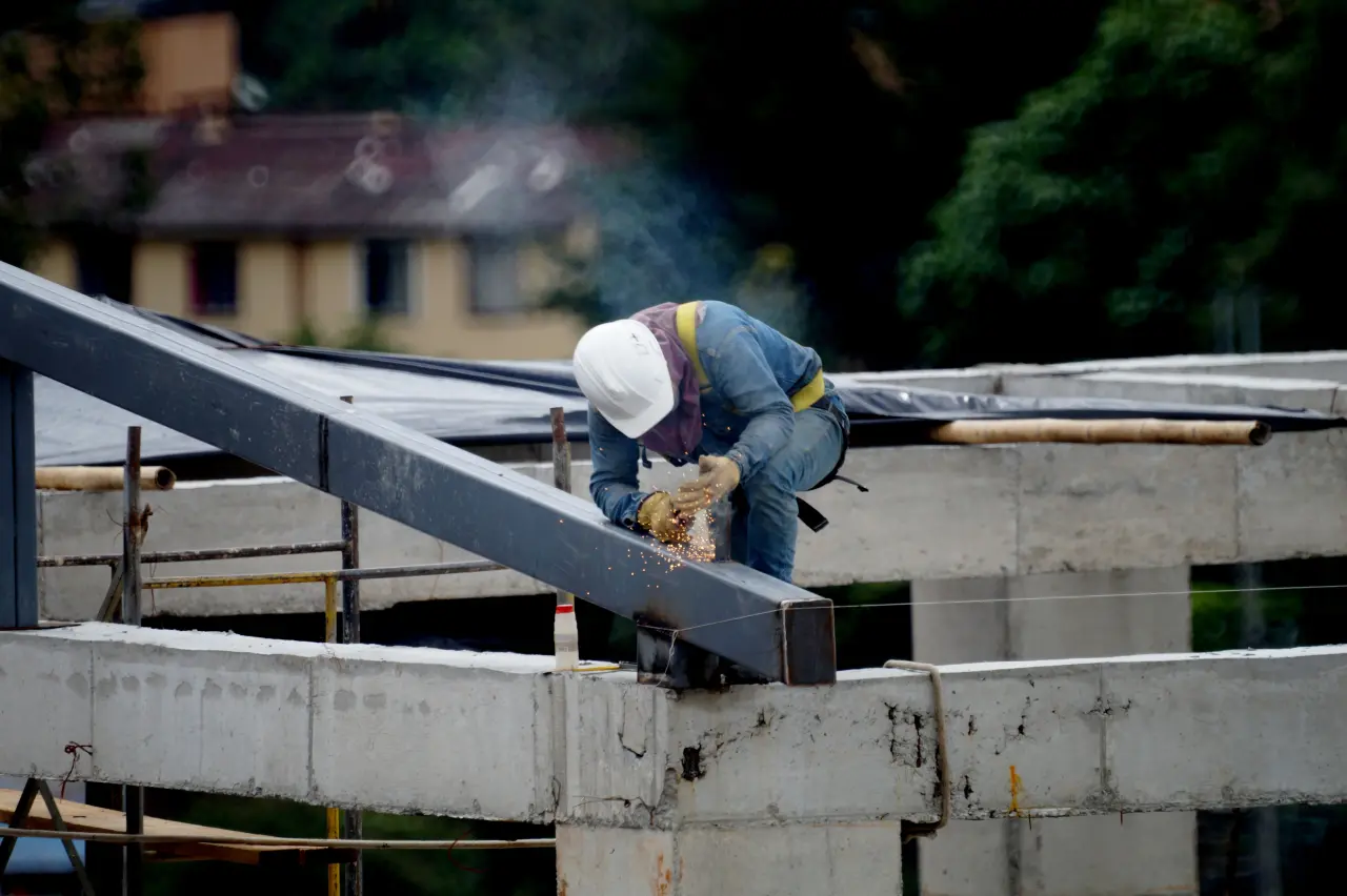 Pracownik budowlany, Źródło: Pexels (fot. CESAR A RAMIREZ VALLEJO TRAPHITHO)