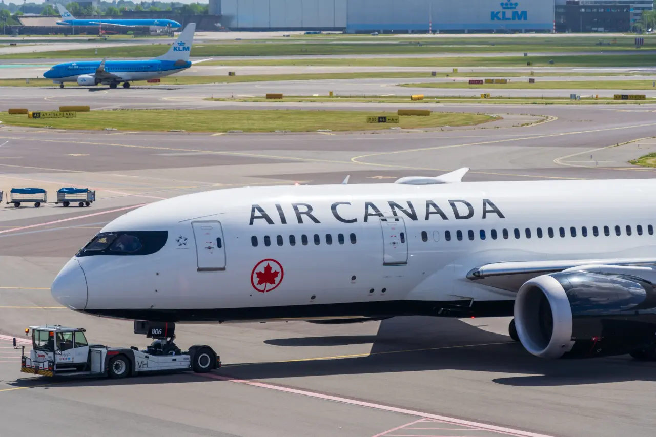 Samolot Air Canada, Źródło: Pexels (fot. Martijn Stoof)