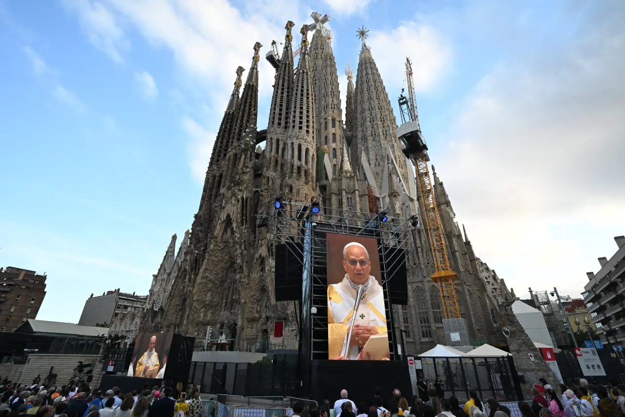 Zdjęcie mszy podczas inauguracji wieży Sagrada Familia, Źródło: Forum (fot. Matteo Secci)