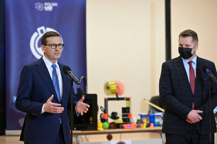 Mateusz Morawiecki oraz Przemysław Czarnek. (PAP/D. Delmanowicz