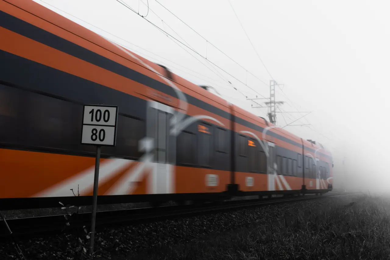Mknący pociąg (ilustracja), Źródło: Pexels (fot. Alari Tammsalu)