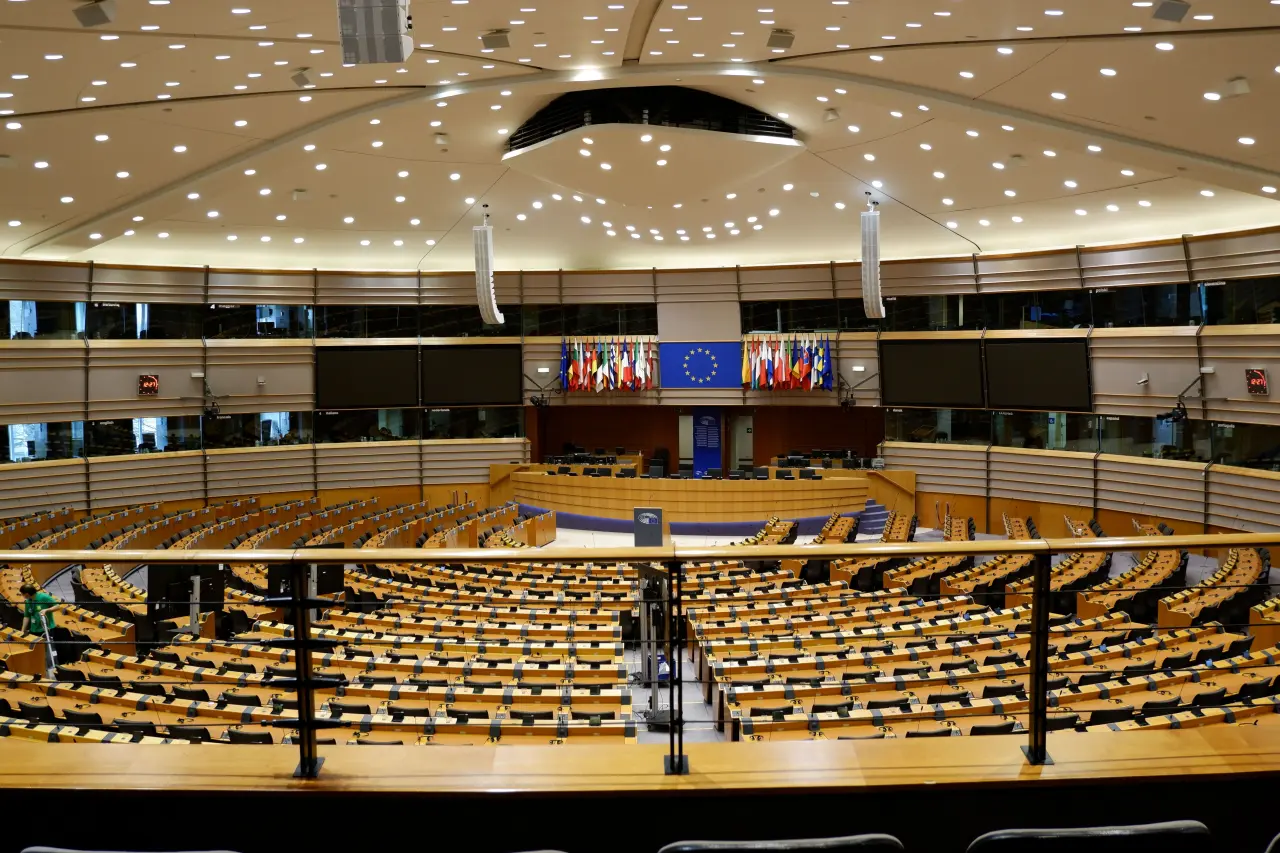 Sala obrad Parlamentu Europejskiego, Źródło: Pexels (fot. Jonas Horsch)