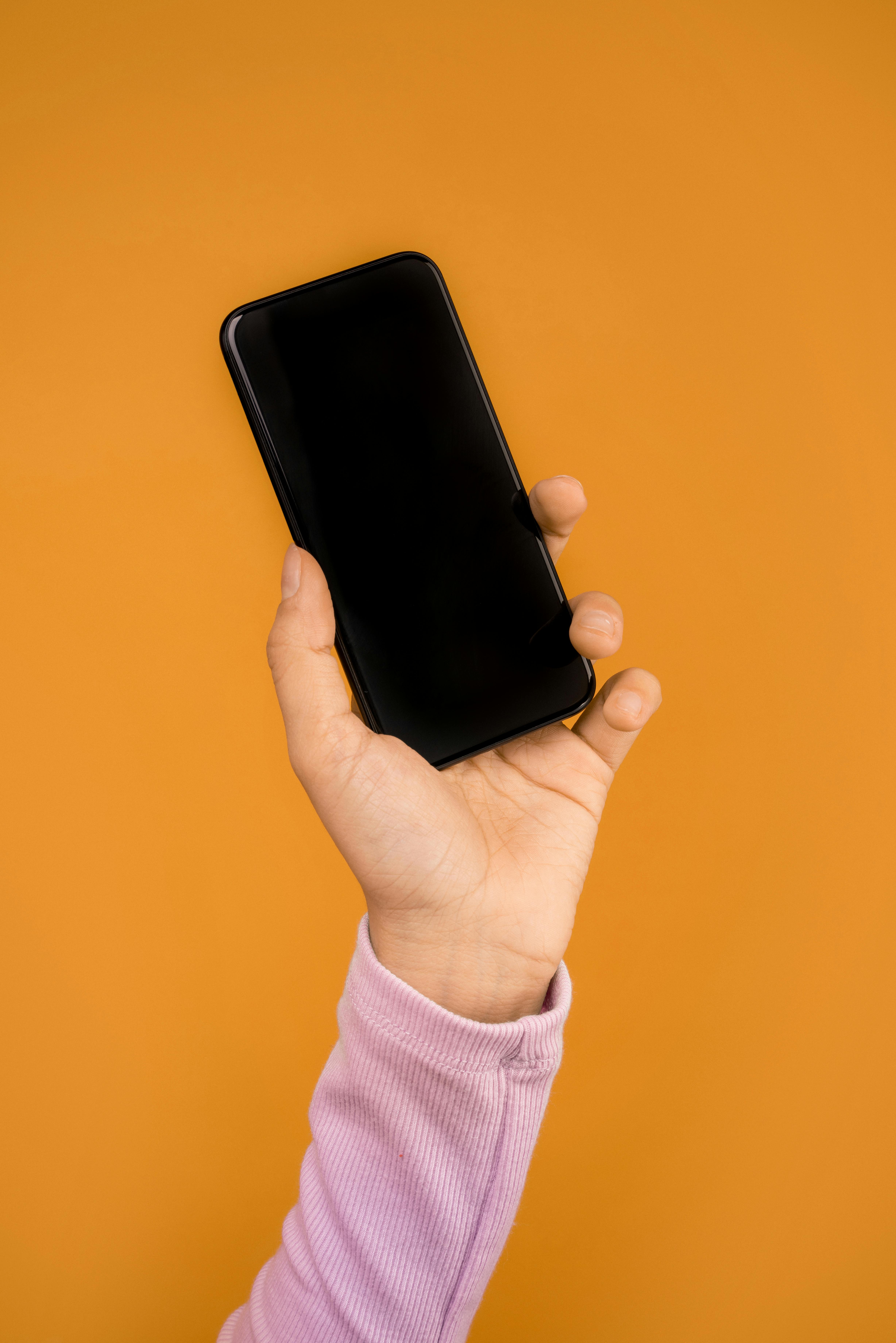 Telefon w dłoni, Źródło: Pexels