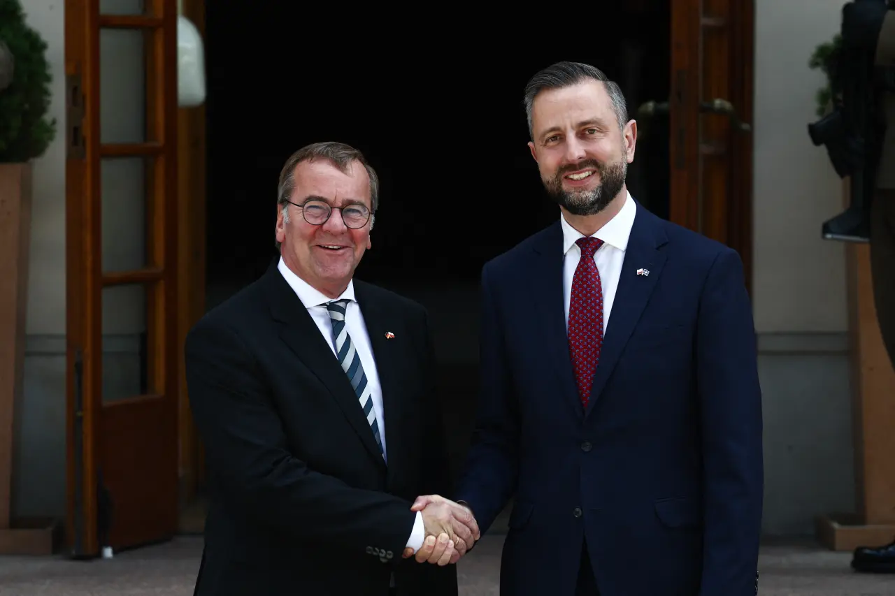Ministrowie Obrony Polski i Niemiec w dniu podpisania umowy, Źródło: AA/ABACA / Abaca Press / Forum