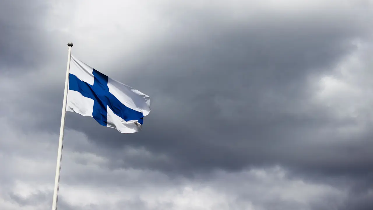 Flaga Finlandii, Źródło: Pexels (fot. Baptiste Valthier)